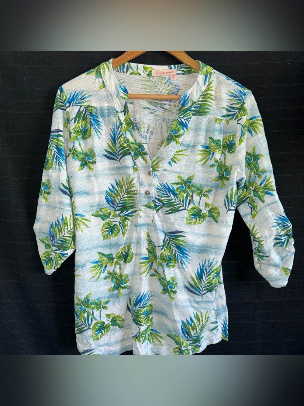 Fresh Produce 3/4 roll tab sleeve tropical palm frond pull over top shirt Small